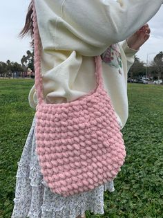 Light-soft tote bag with long straps Pink Chunky Yarn Crochet Ideas, Crochet Bag With Chunky Yarn, Pink Crochet Bags, Thick Yarn Bag, Crochet Bag Thick Yarn, Thick Yarn Crochet Ideas, Thick Crochet Bag, Crochet Ideas Fluffy Yarn, Cute Pink Crochet Bag