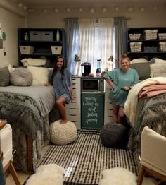 Elegant Dorm Room, Dorm Room Organization Diy, Dorm Headboard, College Dorm Room Inspiration, Dorm Room Styles, Dorm Room Diy, Dorm Diy