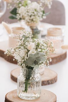 Fügen Sie einige getrocknete Gräser hinzuum der Tischdekoration Textur und Dimension zu verleihenDiese können zwischen den Eukalyptusund Lisianthus-Blüten platziert werden. Simple Sage Green Wedding Decorations, Natural Centerpieces Wedding, Eucalyptus Centerpiece Wedding, Wedding Eucalyptus Decor, Deco Eucalyptus, Bedroom Ideas Coastal, Lisianthus Wedding, Eucalyptus Wedding Centerpiece, Eucalyptus Decoration