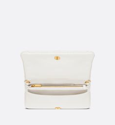 Neu In Dieser Saison. Die Dior Caro Clutch Verbindet Die Couture-elemente Der Maison Mit Einem Praktischen Design. Der Style Ist Aus Lattefarbenem Kalbsleder Gefertigt Und Besticht Durch Ein Einzigartiges Macrocannage-muster Mit Gestepptem Effekt. Unter Der Umschlagklappe Mit „cd“-schriftzug Aus Metall In Antikgold-finish Befinden Sich Mehrere Fächer Für Alles Wichtige. Der Abnehmbare Kettenriemen Mit „cd“-gliedern Und Ledereinsatz Lässt Sich Um Die Umschlagklappe Legen Und Ermöglicht Ein Tragen Daily Bag, Dior Couture, Practical Design, Boutique Fashion, Iphone Models