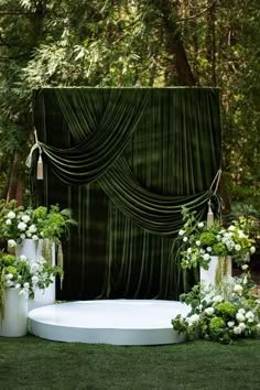 Wedding Backdrop Outside, Wedding Garden Arch, Velvet Backdrop Wedding, Green Curtain Backdrop, Fabric Ceremony Backdrop, Wedding Fabric Backdrop, Green Decorations Wedding, 2025 Wedding Ideas, Wedding Trends 2025 Decoration