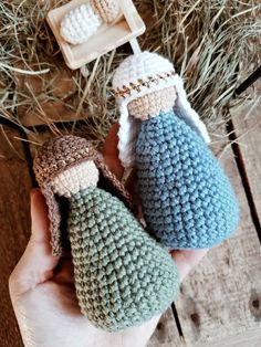 two crocheted salt and pepper shakers in hand