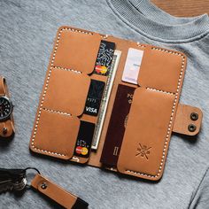 Новости Diy Leather Goods, Leather Passport Holder, Leather Workshop, Leather Art, Wallet Pattern