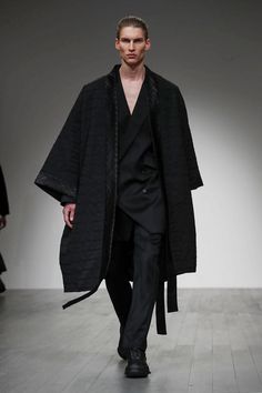 London Fashion Week Mens, Male Fashion Trends, Mens Style Guide, Japanese Men, Men Style Tips, Mood Board Fashion, Live Fashion, All Black Outfit, Male Fashion