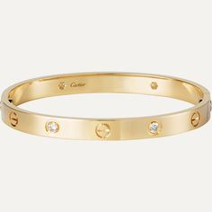 LOVE Armreif, 750er Gelbgold, mit 4 Diamanten im Brillantschliff von insgesamt 0,42 Karat besetzt. Inkl. Schraubenzieher. Breite: 6,1 mm. Der 1969 in New York entstandene LOVE Armreif ist eine Ikone des Schmuckdesigns: ein ovaler Armreif aus zwei festen Bögen, den man eng am Handgelenk trägt und der nur mit einem besonderen Schraubenzieher wieder abgenommen werden kann. Das Verschlusssystem besteht aus zwei funktionalen Schrauben auf jeder Seite des Armreifs: Um ihn zu schließen oder zu öffnen, 18k Gold Bangle, Love Bangle, Bracelets Diamond, Diamond Bangles, Jewellery Diamond, Bangle Gold, Beautiful Bracelets, Bracelet Love, The Bangles