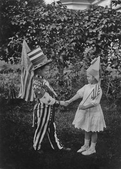 1925 - ELLEDecor.com Vintage Fourth Of July, Patriotic Clothing, July Images, Patriotic Images, Patriotic Pictures, Patriotic Dresses, Star Spangled Banner, Vintage American Flag