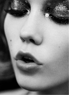 Glitter Festival Make Up, Glittery Eyes, Starry Eyes, Sparkly Eyes, Braut Make-up, Black And White Photograph, Make Up Inspiration, Karlie Kloss, Smokey Eyes