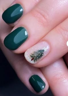 Boho Christmas Nail Ideas, Simple Christmas Wreath Nails, Green Nails With Christmas Tree, Simple Christmas Tree Nail Art, Green Christmas Manicure, Forest Green Nails Christmas, Christmas Nail Art Blue, Festive Christmas Nail Designs, Christmas Manicure Ideas Simple