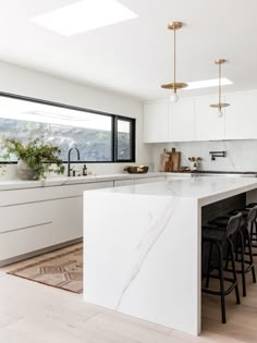 Beautiful white kitchen with marble details, black bar stools, white cabinets and a vintage rug runner Modern Marble, Kitchen Design Modern White, White Modern Kitchen, House Design Kitchen, Luxury Kitchen Design