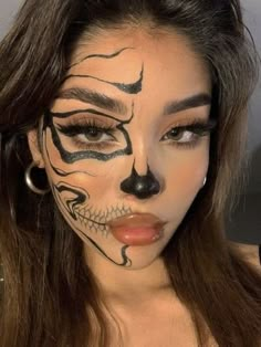 halloween skeleton makeup: simple black line in a half face Hallowen Schminke, Nem Halloween Makeup, Skeleton Makeup