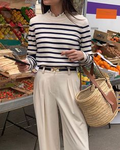 Preppy Style Casual, French Preppy Style, Parisian Stripes Outfit, Old Money Outfits Stripes, Parisian Striped Shirt Outfit, Parisian Striped Sweater, Stripes Outfit, Striped Shirt Outfit, Chic Luxury Striped Sweater