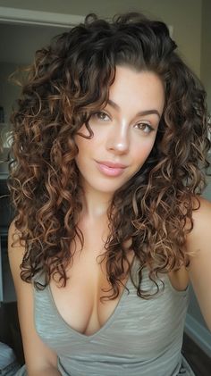 Curly Hair Widows Peak Women, Curly Hair Color Ideas Balayage, Face Framing Curly Hair, Curly Hair Haircut, Curly Dark Hair, Curly Balayage Hair, Highlights Curly Hair