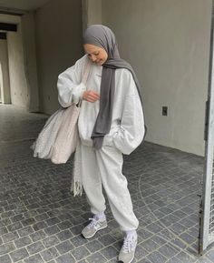 Minimalist Moda, Street Hijab Fashion, Modern Hijab Fashion, Stylish Hijab, Hijab Fashionista, Mode Turban, Modest Fashion Hijab, Hijabi Fashion Casual