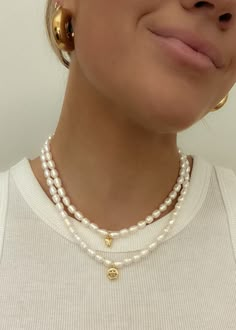 Natural (real) pearl necklace with gold plated smiley face. Extender to wear as a choker or regular necklace Trendy Everyday Pearl Necklace With Pearl Charm, Trendy Pearl Necklace With Charm For Everyday, Trendy Pearl Necklace, Regular Necklace, Pearl Necklace Outfit, Pearl Heart Necklace, Pearl Necklace With Gold, Charm Necklace Diy, Pearl Necklace Gold