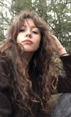 Long Brown Hair With Curtain Bangs Wavy, Long Wavy Layers With Bangs, 90s Layers Wavy Hair, Long Messy Wavy Hair, Medium Wavy Brown Hair, Long Wavy Curly Hair With Bangs, Low Maintenance Haircut Long Layers, Unstyled Wavy Hair, Layered 2b Hair