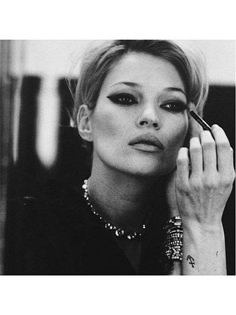 1990 Style, Kate Moss Style, Laura Bailey, Queen Kate, Poppy Delevingne, Smoky Eyes, Model Pose, Celebrity Trends