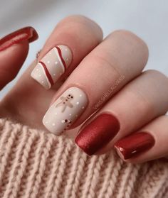 Classy Christmas Nails Acrylic Short, Simple Christmas Nails For Short Nails, Nail Designs For Short Nails Christmas, Short Nails Inspiration Christmas, Christmas Day Nails, Aesthetic Christmas Nails Short, Christmas Nails Inspiration Short, Cute Christmas Nails For Short Nails, Xmas Nails Aesthetic