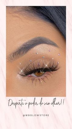 15/fev/2022Esse Pin foi criado por Drama Cílios no PinterestDesperte o poder do seu olhar ✨ Natural Makeup With Diamonds, Rhine Stone Makeup Looks, Angel Make Up Ideas, Eyeshadow Look With Rhinestones, Make Up With Gems Rhinestones Eye Makeup, Makeup Piedras, Make Up With Diamonds, Simple Gem Makeup, Make Festival