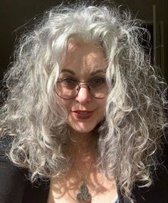 Hair And Glasses, Silver Haired Beauties, Grey Curly Hair, Gorgeous Gray Hair, Grey Hair Inspiration, Long Gray Hair, Grey Hair Color