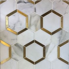 Calacatta Gold Marble Brass Hexagon Polished Mosaic Tile. Gold Marble Bathroom, Splash Backs, Backsplash Design, Foyer Flooring, Purple Tile, Pearl Tile, Calacatta Gold Marble, Floor Texture, Brass Inlay