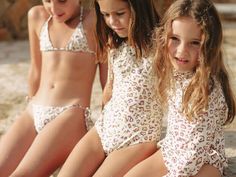 This stylish piece is suitable for young girls and cool moms. Product information: Two-piece swimsuit Animal print 100% Italian fabric Eco-responsible Econyl® in 100% recycled fiber - OEKO-TEX UPF50+ sun protection High resistance to chlorine and sunscreen Product care: Maintenance :How do you care for the Savanna two-piece swimsuit so that it stays with your little girl as long as possible? Remember to rinse the swimsuit in clean water after each swim. When it comes to washing, the washing machine is the swimsuit's number one enemy since it can damage the fibers; so opt for hand washing, which is both more environmentally friendly and more gentle on your product. As for drying, never leave your swimsuit in direct sunlight; put it outside in the shade and lay it flat. Wait for the swimsuit Sunscreen Product, Surfer Baby, Playpen Baby, Baby Gym Toys, Galaxy Lights, Cot Bumper, Sleeve Swimsuit, Long Sleeve Swimsuit