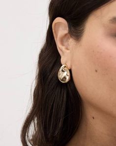 Tout en simplicité et en élégance, on adore la forme organique de ces boucles d'oreilles plates. - Fermoirs poussettes - Sans nickel, plomb, ni cadmium - Hypoallergiques - Aucun échange ou retour pour des raisons d'hygiène Yoga Jeans, Organic Earrings, Golden Earrings, Maternity Shops, Accessories Jewelry Earrings, Organic Shapes, Women Accessories Jewelry, Coats Jackets Women, Coats For Women