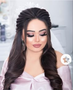 Long Hair Engagement Styles, Siders Hairstyle Indian Wedding, Hairstyles For Wedding Sider, Bridal Hairstyle For Big Forehead Indian, Open Hair Bridal Look, Open Hairstyles For Bride, Bun With Front Pieces Out, Bridal Hairstyles Boho, Bridal Hair Looks