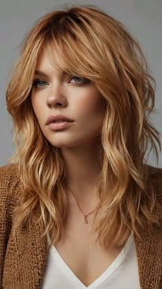 Simple Upstyles, Blonde Hair With Copper Highlights, Blonde Hair With Copper, Hair With Copper Highlights, Cool Girl Makeup, Soft Autumn Hair, Copper Blonde Balayage, Fall Hair Inspiration, Dynamic Hair