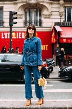 denim on denim Denim Top Street Style, Denim Bag Outfit Street Styles, Denim Midi Street Style, Frame Denim Street Style, Chic Denim Blue Button-up Outerwear, Looks Total Jeans, Paris Street Style Fall, Denim Texture