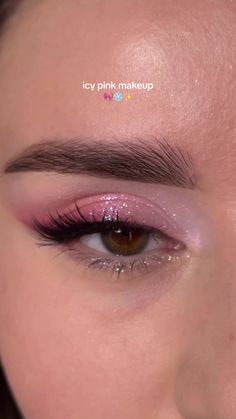 eyemakeup Pink Eye Shadow Ideas, Pastel Pink Eye Makeup, Glitter Makeup Pink, Pink And White Eye Makeup, Cute Eyeshadow Ideas Simple, Birthday Makeup Simple, Cute Pink Eyeshadow Looks, Eye Makeup For Pink Dress, Baby Pink Eye Makeup