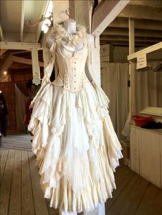 Renaissance wedding dress. You have to wear something under it though..... I'M SERIOUS HERE LADIES! Fair Outfit, Outfit References, Fest Outfits, Formal Fashion, Wedding Dress Patterns, Steampunk Wedding, Romantic Goth, Steampunk Costume