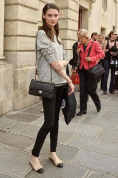 Chanel Bag Outfit, Chanel Bag Classic, Chanel Handbags Classic, Chanel Classic Flap Bag, Chanel Flats, Style Désinvolte Chic, Street Style Bags, Looks Pinterest, Chanel Outfit