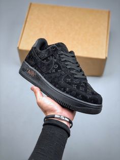 Available in a range of sizes to fit any style, this shoe is a must-have for any fan. Don’t miss out on the opportunity to add this shoe to your collection and experience the ultimate in style, comfort, and performance. Order now and step up your sneaker game! Men Shoes Aesthetic, Zapatillas Air Force, Travis Scott Sneakers, Black Shoes Outfit, Nike Fashion Shoes, All Nike Shoes, Nike Shoes Jordans, Lv Shoes, Nike Air Shoes