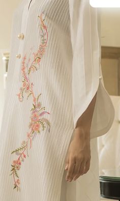 Dresses Sleeves, Embroidery Fashion Detail, White Sleeves, Kurti Embroidery Design, Stylish Short Dresses