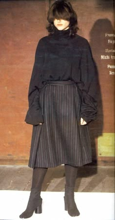 Soft Grunge Outfits Skirts, Alternative Formal Outfit, Casual Goth Outfits Women, Pose Reference Casual, 70s Alternative Fashion, Femcel Phenotype, Casual Pose Reference, Masculine Dress, Harry Clarke