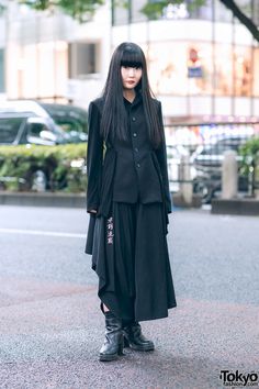 Yohji Yamamoto Street Style, Japanese Student, Minimalist Monochrome, Japanese Fashion Designers, Minimalist Street Style, Monochrome Style, Asian Street Style