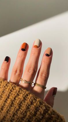 Easy Fall Short Nails, Manicure Ideas Halloween, Minimalist Nail Art Fall, Short Nail Designs October, Cool Fall Nail Designs, Diy Nail Ideas Easy, October Nail Colors 2024, Short Minimal Nails, Shirt Fall Nails