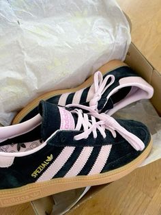 Dhgate Finds, Pretty Sneakers, Men's Adidas (men), Trendy Shoes Sneakers, Dr Shoes, Mode Zara, Adidas Shoes Women