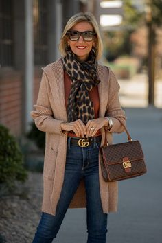 Camel Outfits Female, Cardigan And Scarf Outfit, Carmel Cardigan Outfits, How To Style A Brown Cardigan, How To Wear A Cardigan, Winter Fashion Outfits Dressy, Winter Outfits 2020, Dressy Jeans, Stylish Outfits For Women Over 50