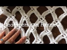 a woman's hand on top of a white crocheted table cloth with the words, leden kan hakeno