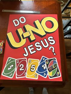 a sign that says do uno jesus? and has six cards in front of it