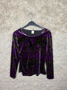 Vintage glitter velvet blouse / top with small waterfall collar. Colors: Purple, ochre, mud, black, gold Size S - L Please note dimensions: Length: 60cm Width: 52cm Arm length from collar: 72 cm If you have any further questions, just write to me Velvet Blouse, Small Waterfall, Velvet Blouses, Colors Purple, Black Leather Skirts, Top Sweater, Pullover Sweater Women, Vintage Velvet, Velvet Tops