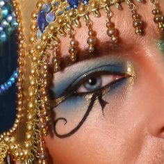 Egyptian Eye Makeup: 25 Timeless and Bold Ideas Cleopatra Cosplay, Egyptian Aesthetic, Biblical Times, Egyptian Clothing