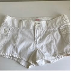 Authentic Abercrombie & Fitch Denim Jean Shorts. New With Tag.Size 6. 100% Cotton. Wiast: 31";Lenth 10" Very Rare. I Purchased This In The Early To Mid 2000s, Y2k Era. It Has Never Been Worn. I Just Found A Lot Of My Old Vintage Abercrombie Items From That Era In My Storage Unit, Check Out My Other Listings If You're Interested In Brand New With Tag Unworn Vintage Abercrombie From The 2000s. They Were Purchased From 2001-2007 Mostly. New With Tag. White Shorts Outfit, Outfits 2000s, 2000s Clothes, Mom Denim, Y2k Era, Y2k Shorts, White Jean Shorts, The 2000s