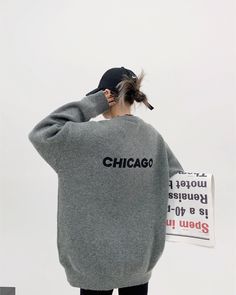 A loose silhouette knit with a back logo.

The wide silhouette has a roomy fit that allows you to wear it loosely, giving it a casual and mature feel.

I also like that it comes in four colors: gray, green, black, and off-white.
◾️Model
Height/Weight：158cm(62.2in)/40kg(88.1lb)
Fitting Size：L
◾️Material
acrylic



Size (cm)
Length
Chest
Sleeve Length


M
68
116
51


L
70
120
52


XL
72
124
53


2XL
74
128
54 Loose Knit, Gray Green, Model Height, Off White, Things To Come, Feelings, ? Logo, Knitting, Grey