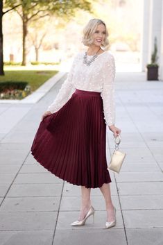 Holiday Party Outfit Ideas A Full Guide Blush & Pearls Burgundy Midi Skirt, Outfit Ideas Dressy, Rok Midi, Rok Outfit, Pleated Skirt Outfit, Skirt Diy, Midi Skirt Outfit, Christmas Party Outfits, Holiday Party Outfit