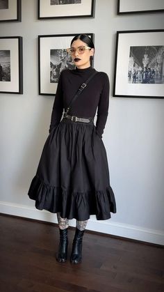 Gothic Skirt Outfit, Cute All Black Outfits, Casual Vintage Outfits, Goth Skirt, Black Skirt Outfits, Yennefer Of Vengerberg, Dark Dress, Alt Outfits, Downtown Outfits