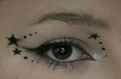 Starry Makeup Look, Black Eyeliner Ideas, Star Makeup Y2k, Web Eyeliner, Star Makeup Look