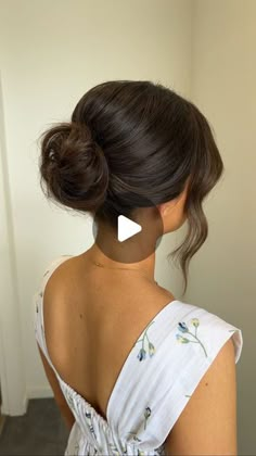 Chantelle Spurling on Instagram: "How committed are you to cutting your hair to match your inspo photo⁉️  For shorter hair girls, position your bun mid rather than low so you have extra length in your ends to create a fuller bun shape 🫶🏼  Bride @millieoshea  Makeup @helenachapmanmua  Photographer @amelia.weddings  Videographer @phoebegallowayfilms  Dress @chosenbykyha @spherebridalgallery  Florals @_yourbud  Veil @martina_mcgrath_millinery  Venue @fins.plantationhouse   Products  @natalieannehaircare prep & play, lived in texture mist, texturising powder - code CMH10 via natalieanne.com  @originalmineral queenie hairspray   Tools  @ghdhair_anz Helios blowdryer, classic curl tong & soft curl tong   #ghdpro #ghdhairpro #ghdanz #natalieannehair #originalmineral" Side Part Bun Wedding, Soft Bun Hairstyles Tutorial, Low Ballerina Bun Wedding Hair, Neat Bun Wedding Hair, Classic Bun Updo, Low Bride Bun, Mid Head Bun