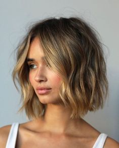 Chin Length Haircuts, Short Blonde Bobs, Medium Layered Hair, Wavy Bob Hairstyles, Wavy Bob, Face Shape